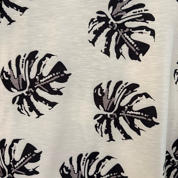 NWOT Boutique Tee - Size Medium - Picture 4 of 6